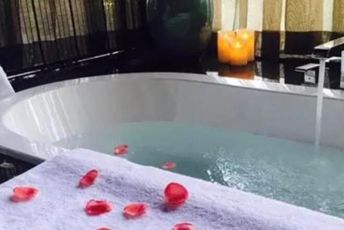 武汉蔡甸区水疗池中的失重冥想：当身体学会漂浮